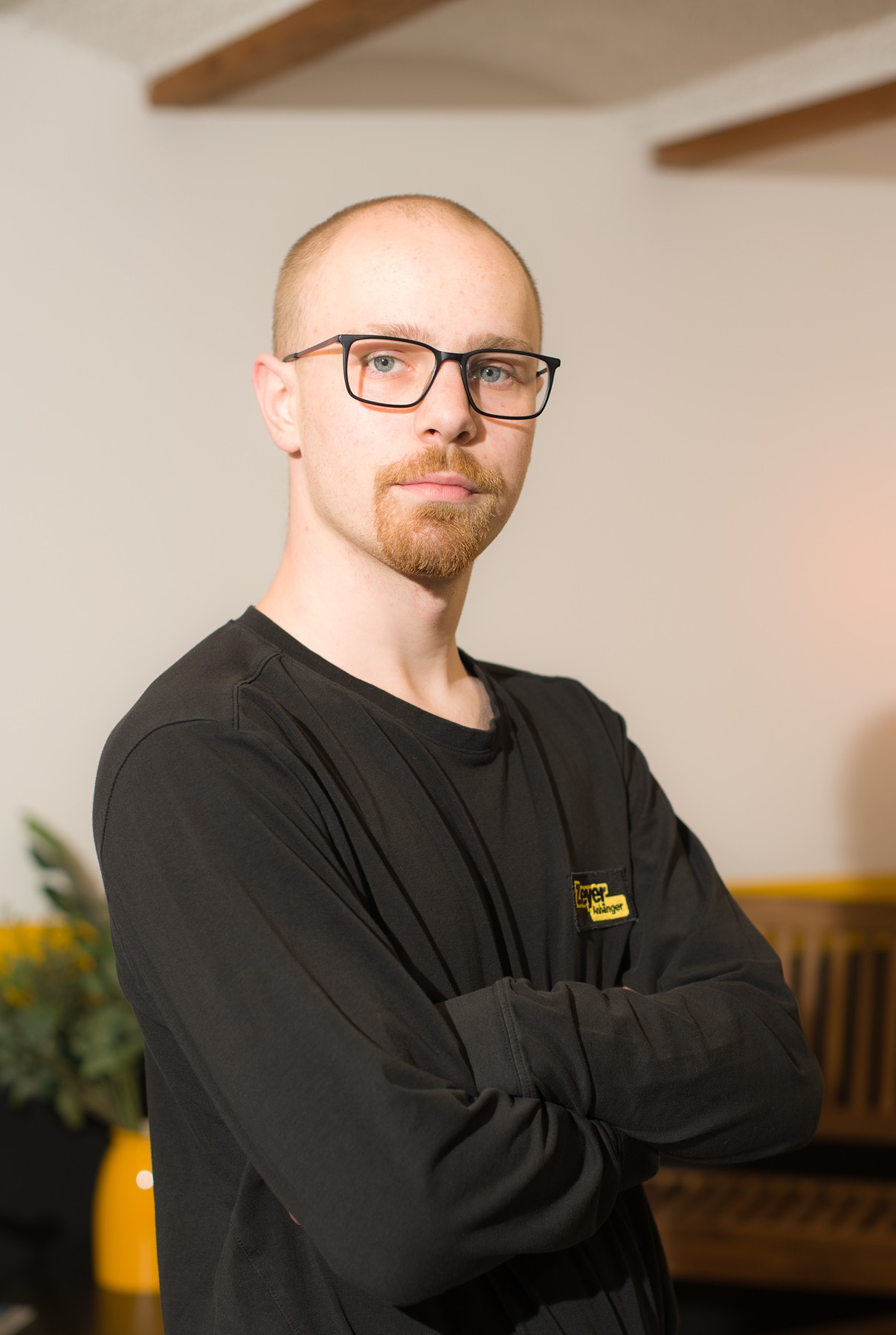 Mann mit Brille und Bart in schwarzem Shirt