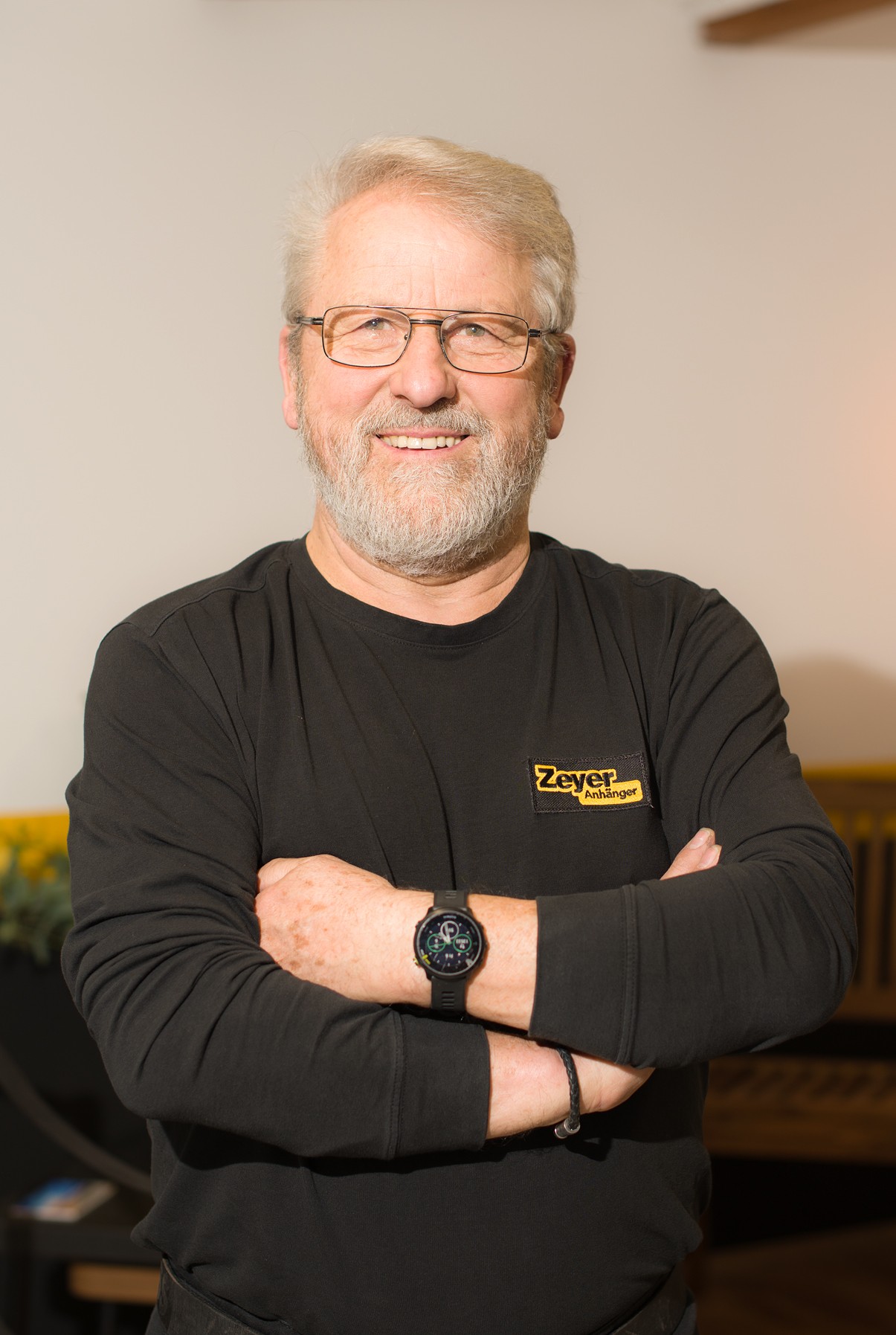 Lächelnder Mann mit Brille und Bart