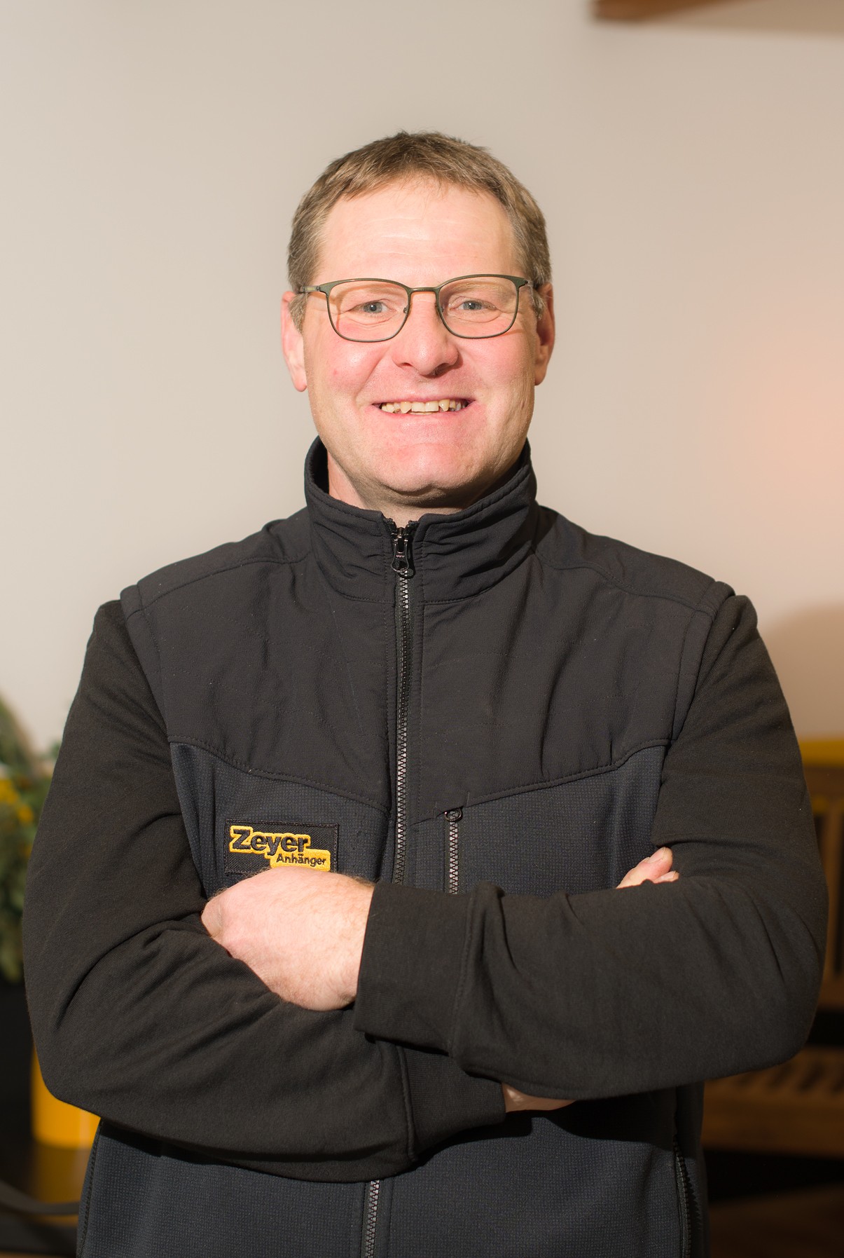 Mann mit Brille und schwarzer Weste